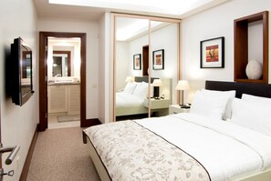 Suíte júnior | Camas Select Comfort, cofres nos quartos, individualmente decorados