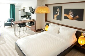 Studio, terrasse | Senger med Select Comfort-madrass og safe på rommet