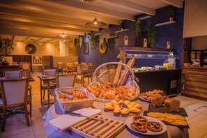 Tägliches Frühstücksbuffet gegen Gebühr