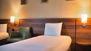 Zimmersafe, Schreibtisch, Verdunkelungsvorhänge, schallisolierte Zimmer