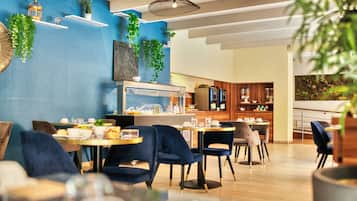 Frühstück, Abendessen, französische Küche, Blick auf den Pool