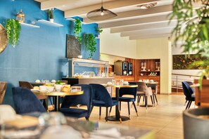 Breakfast, dinner served; French cuisine, pool views 