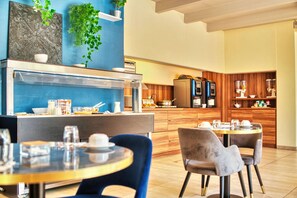 Bữa sáng buffet hàng ngày (18 EUR/mỗi người) 