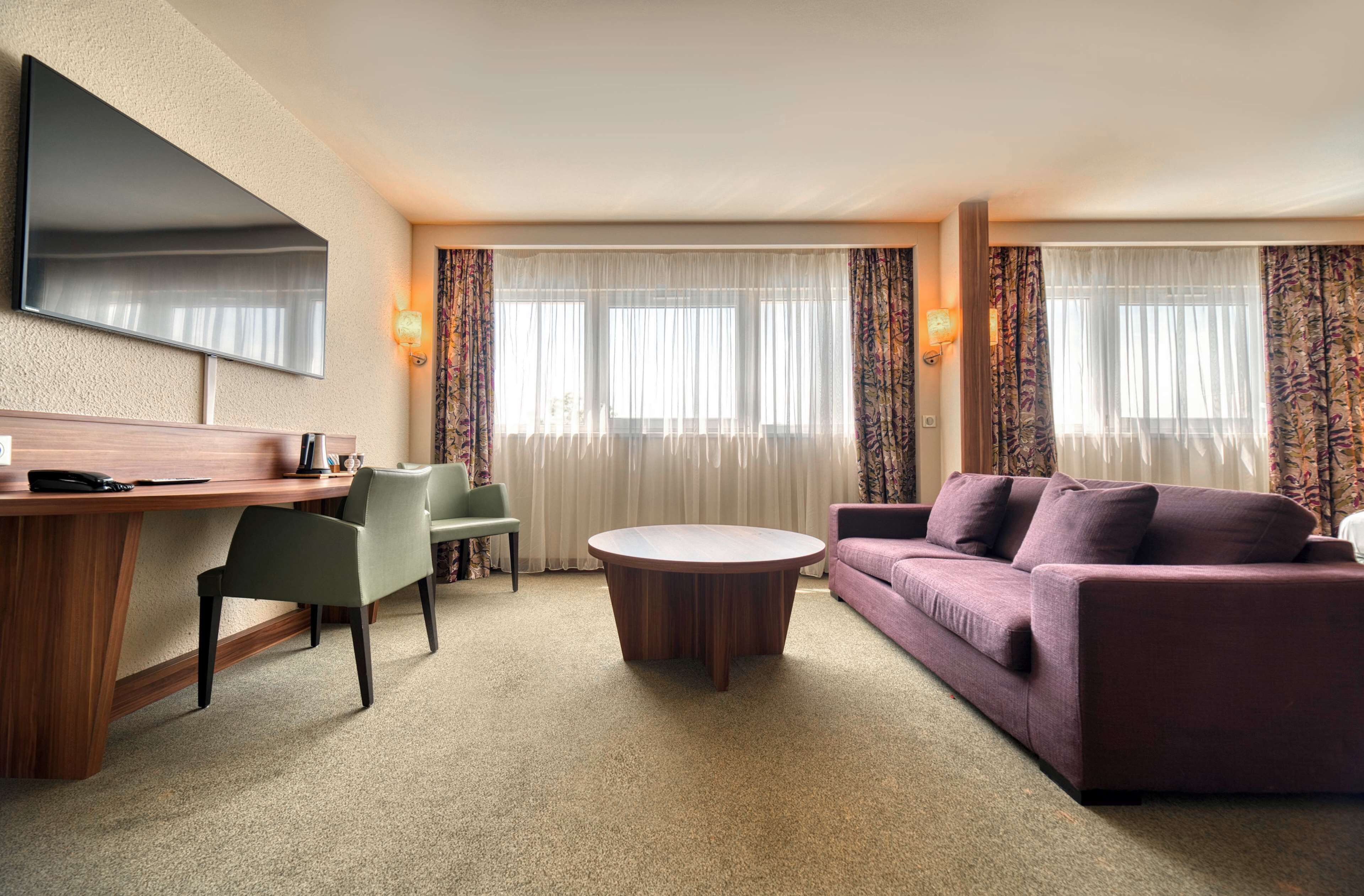 Zimmersafe, Schreibtisch, Verdunkelungsvorhänge, schallisolierte Zimmer