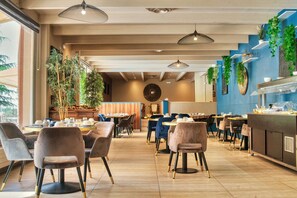 Ofereix vistes a la piscina i s'hi serveixen esmorzars i sopars