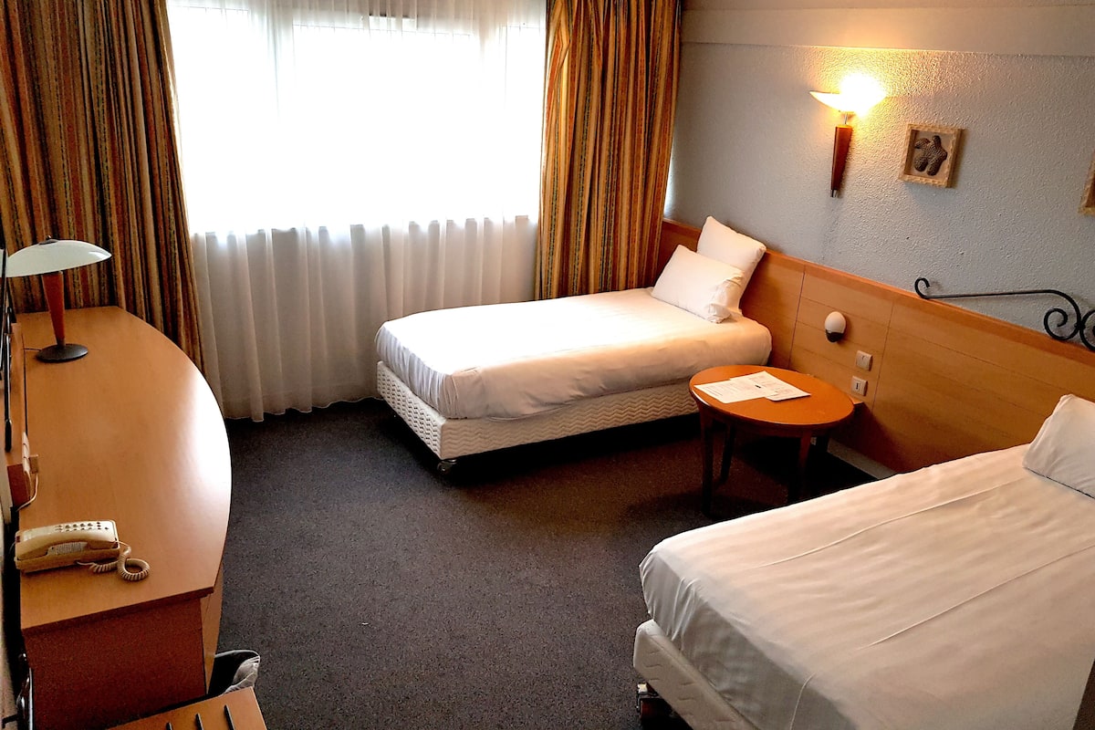 Chambre Confort, 2 lits une place | Coffres-forts dans les chambres, bureau, rideaux occultants