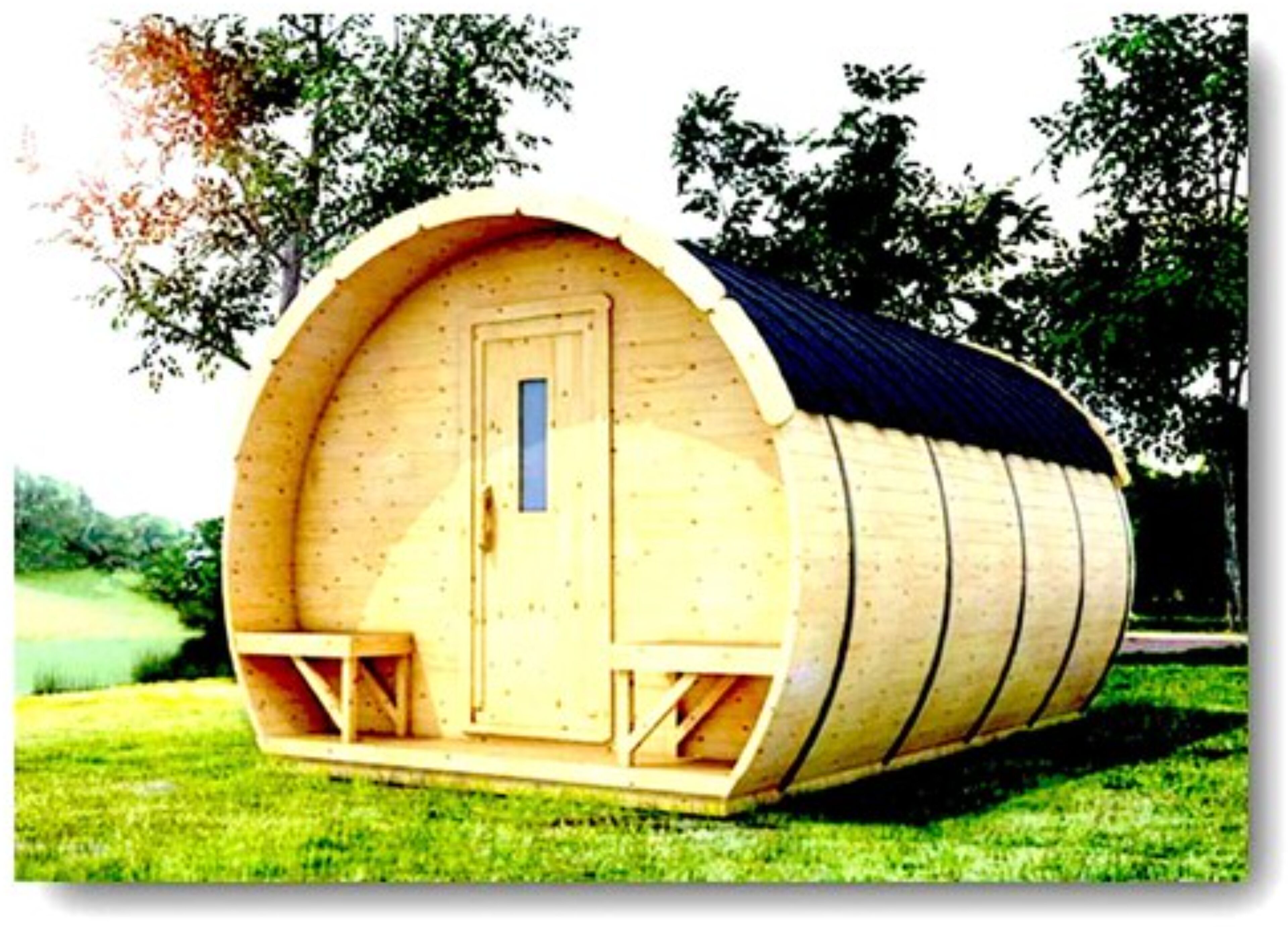 Een houten, vatvormig bouwwerk met een deur en een klein terras.