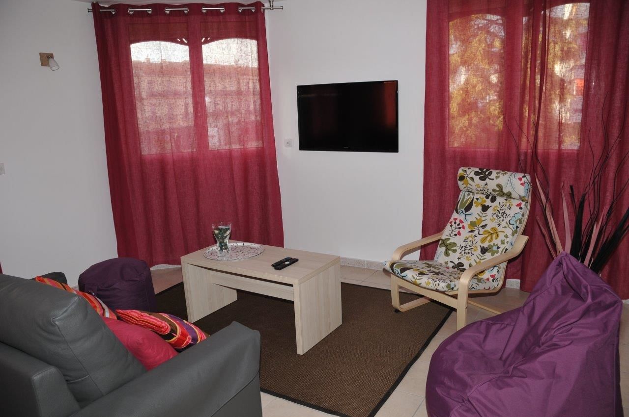 Appartement Duplex, 3 Chambres (Danemark) - Situé à 50 mètres de l'hôtel  | Salle de séjour | Télévision LED de 35 pouces avec chaînes par satellite