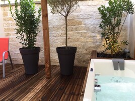 Suite Studio Design, 1 chambre (Balnéo) | Baignoire relaxante profonde