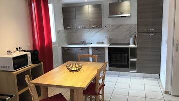 Appartement Standard | Cuisine privée | Réfrigérateur dans l'espace commun, micro-ondes dans l'espace commun