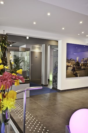 Lobby sitting area. Privilège Hôtel & Apparts Eurociel Centre Comédie