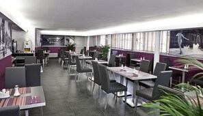 Café da manhã com buffet diário (EUR 14 por pessoa) 
