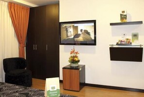 迷你吧、房內夾萬、書桌、免費 Wi-Fi