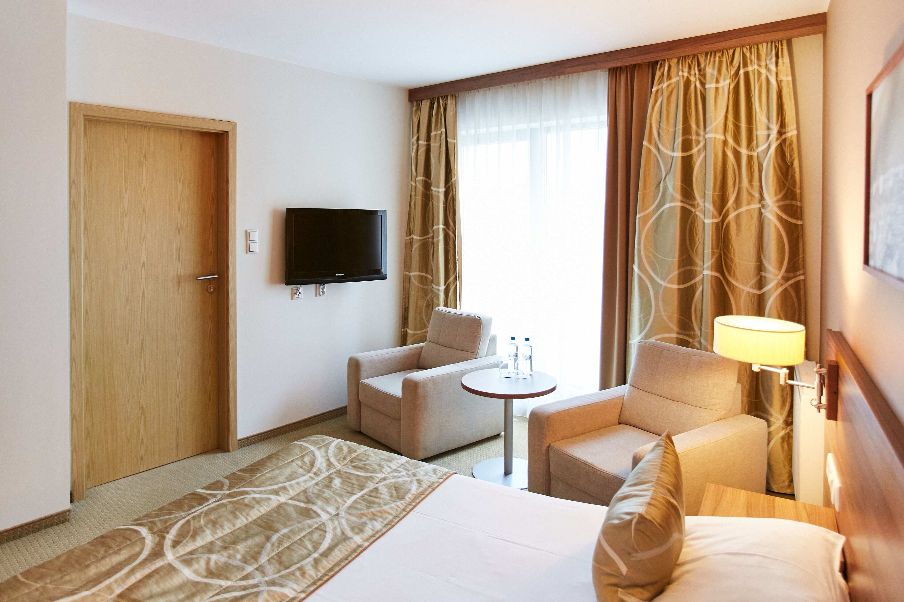 business double room | desk, iron/ironing board, cots/infant beds, rollaway beds