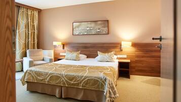 Business Double Room | Desk, iron/ironing board (on request), free WiFi, bed sheets