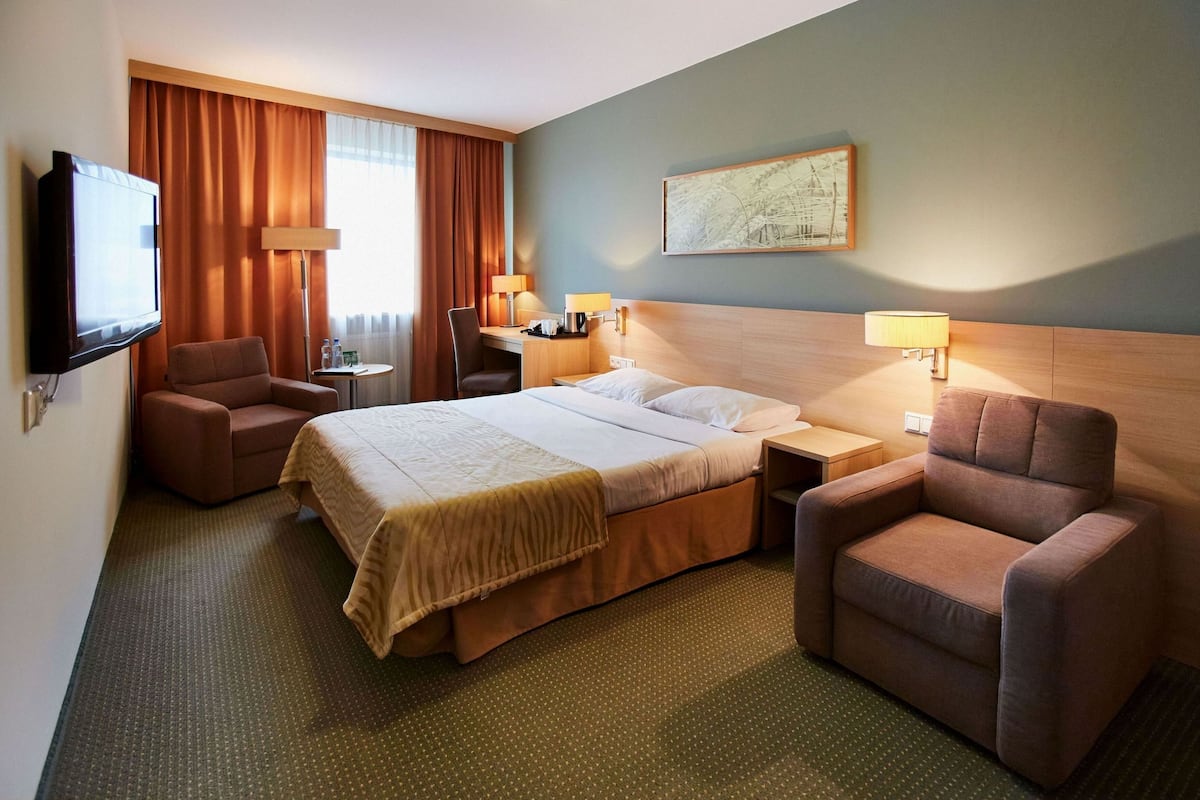 Standard Double Room | Meja, seterika/papan seterika, katil bayi/kot (surcaj)