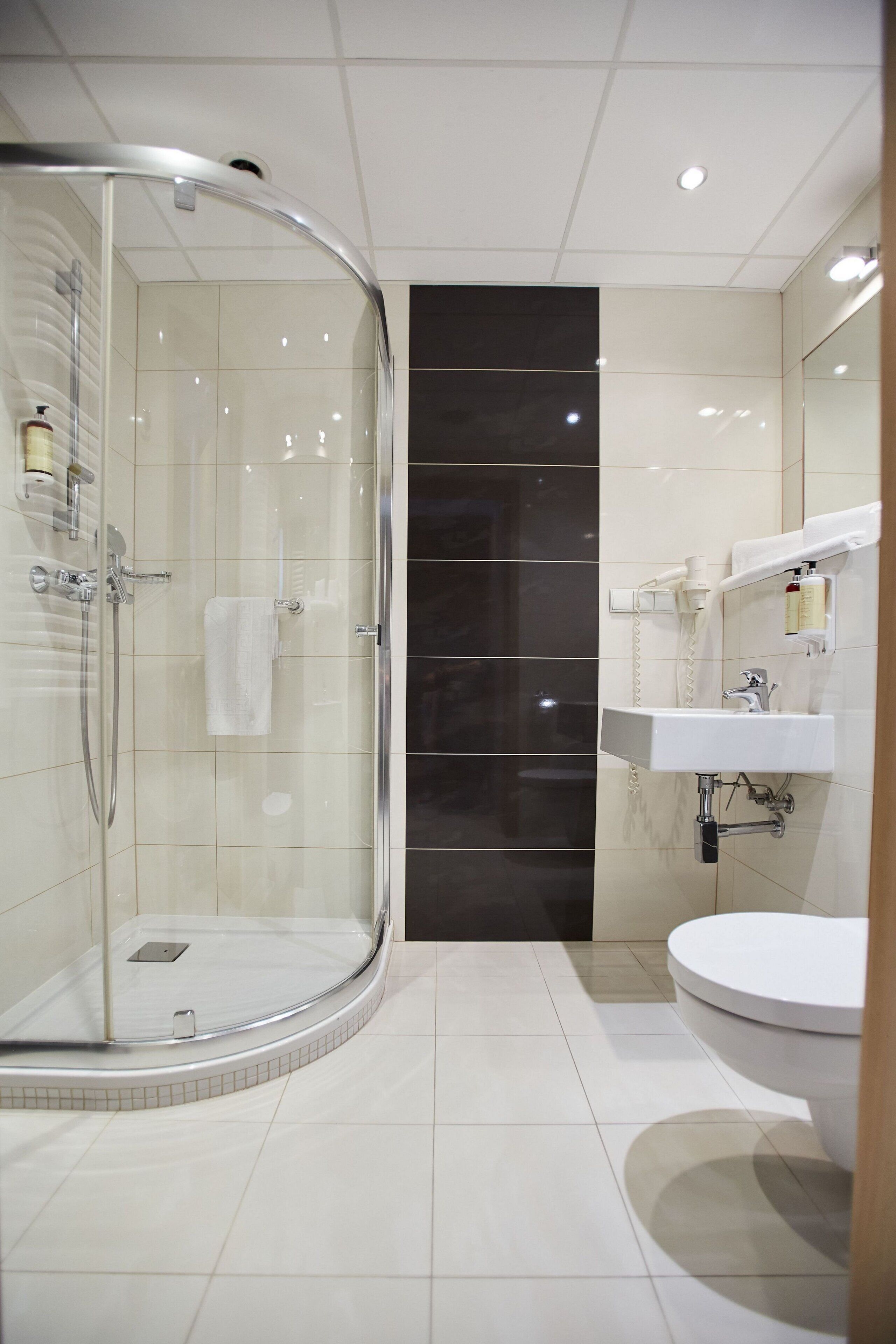 standard twin room | bathroom | hair dryer, towels