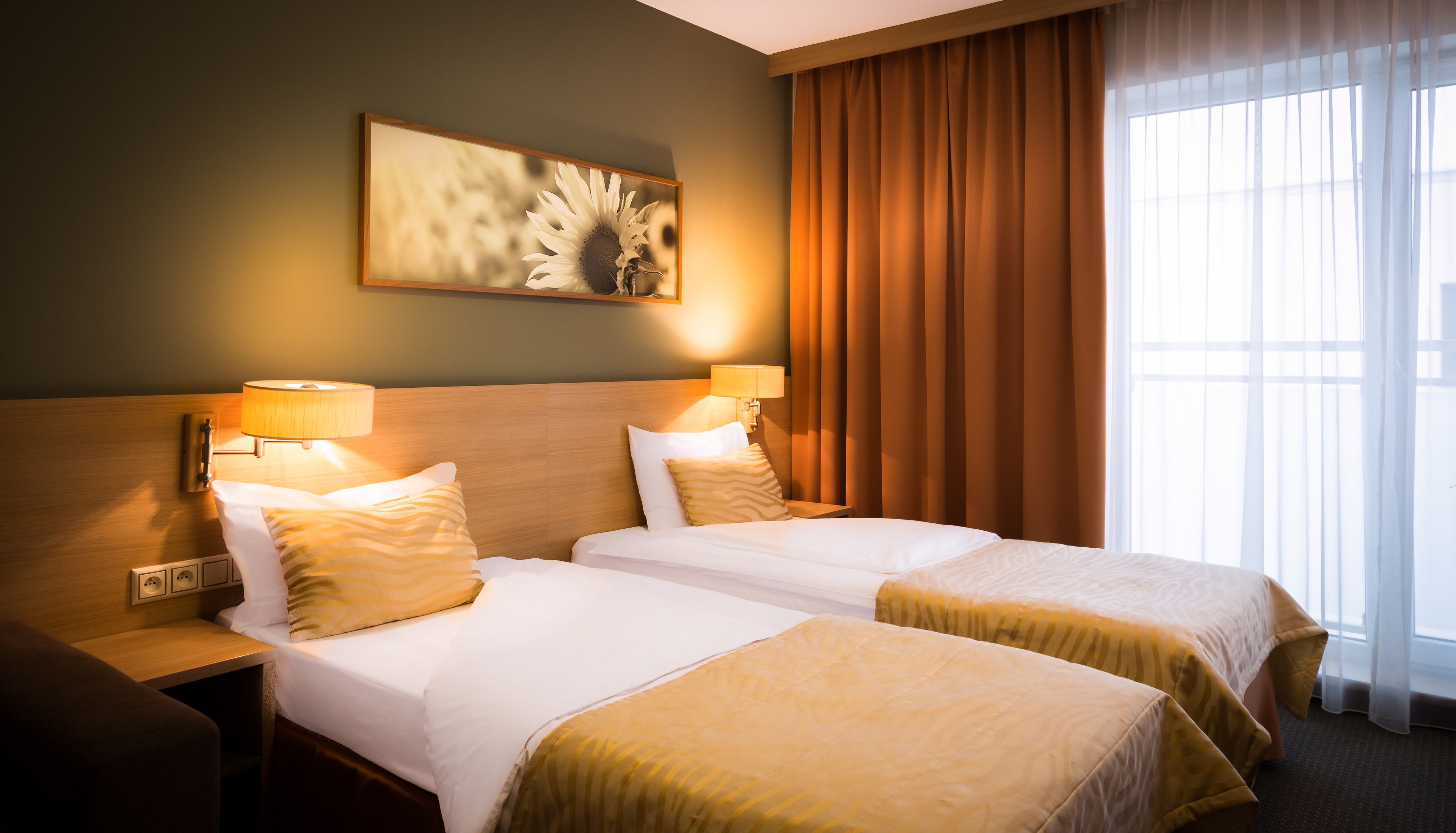 standard twin room | desk, iron/ironing board, cots/infant beds, rollaway beds