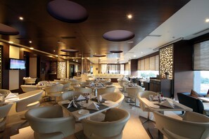 Cocktail bar, garden views - Daspalla Hyderabad (Hyderabad)
