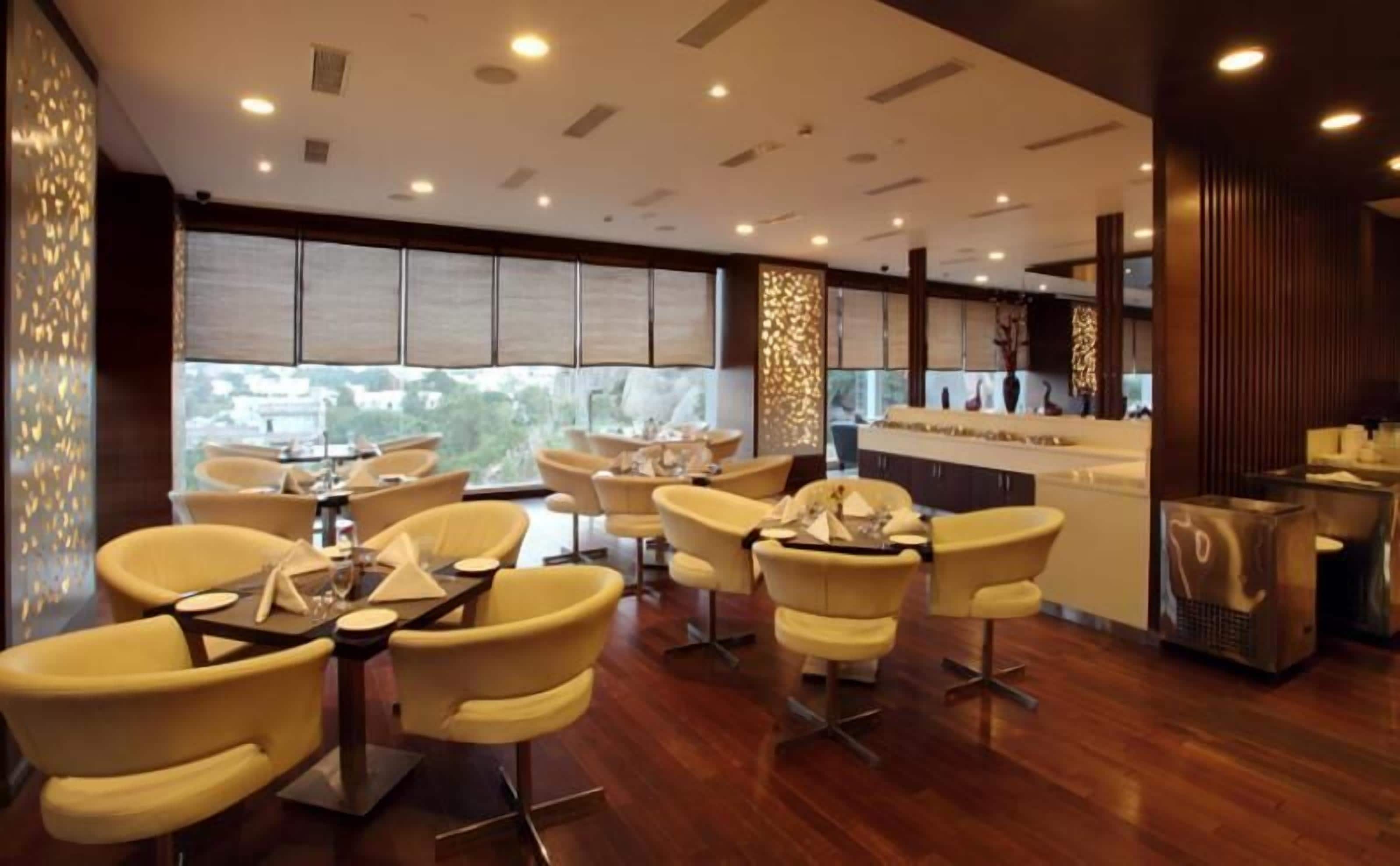 Lunch and dinner served, international cuisine