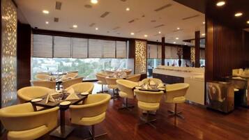 Se sirven almuerzos, cenas y cocina internacional