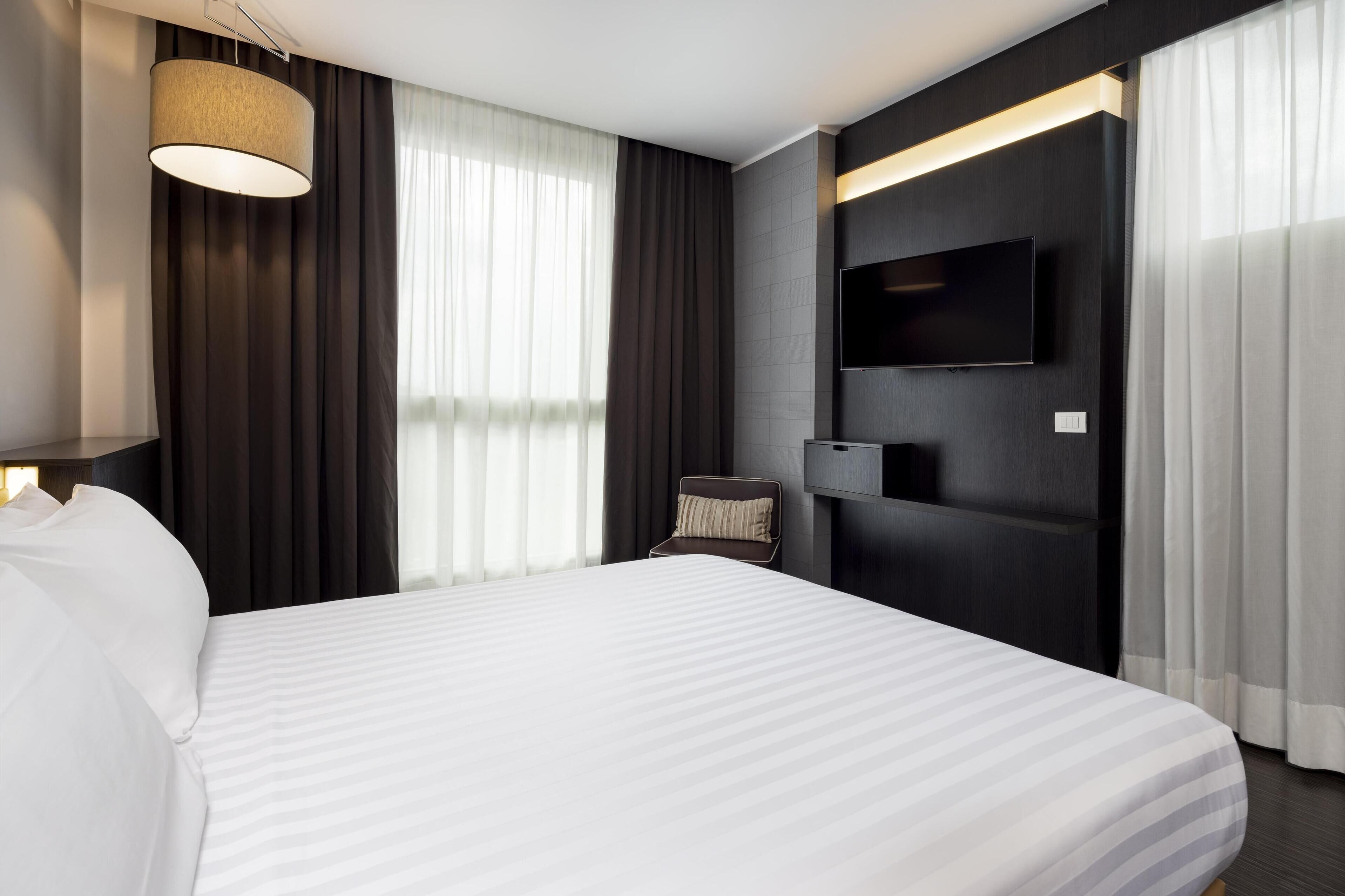 superior room, 1 queen bed, non smoking | premium bedding, down duvets, minibar, in-room safe