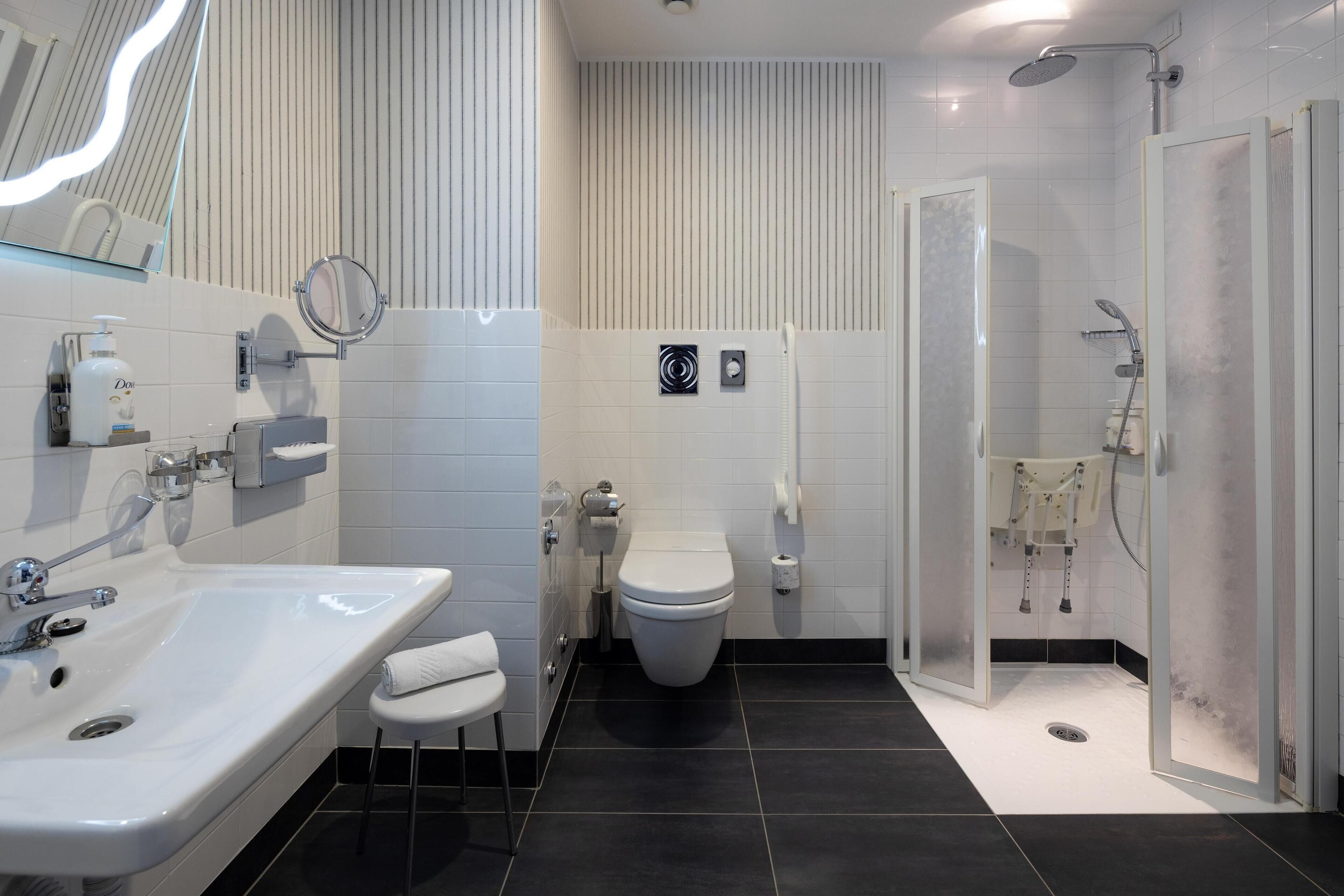 standard room, 1 queen bed, accessible, non smoking | bathroom | combined shower/bathtub, free toiletries, hair dryer, bathrobes