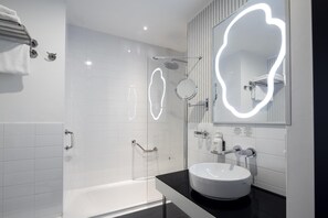 Duschwanne, kostenlose Toilettenartikel, Haartrockner, Bademäntel