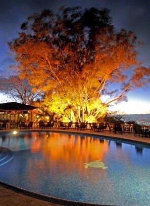 Outdoor pool, pool umbrellas, sun loungers - Ringle Resort & Spa (Escazu)