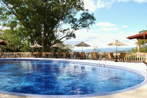 Piscina a l'aire lliure, para-sols i gandules 