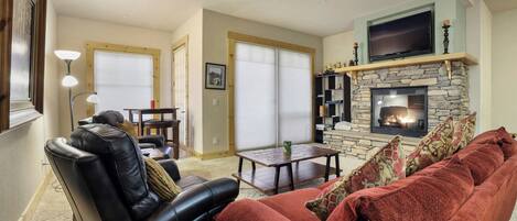 Huone, 3 makuuhuonetta (Timber Ridge) | Olohuone | 40–tuumainen televisio, jossa digitaalikanavat