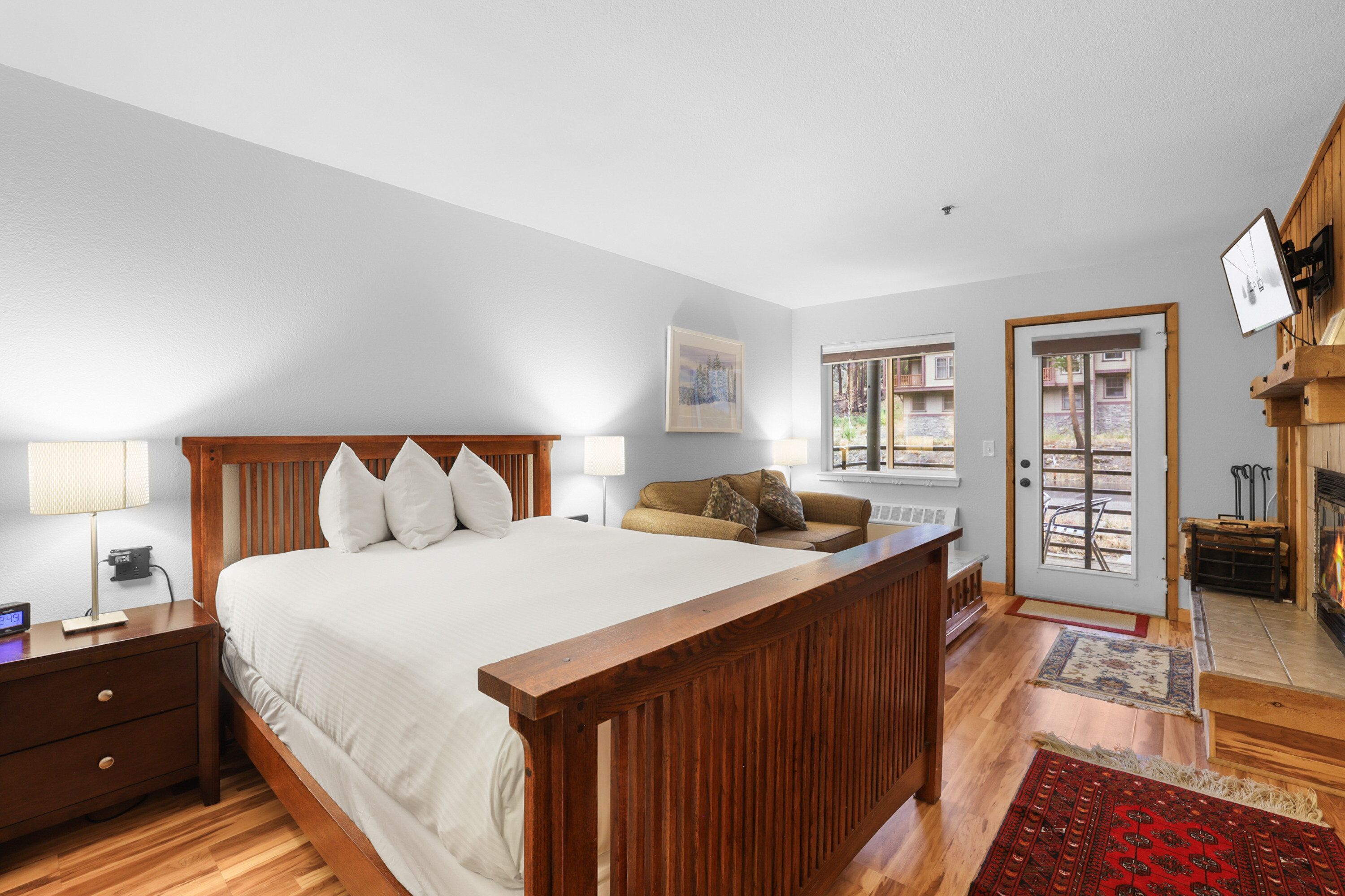 Tabla de planchar con plancha, wifi gratis, ropa de cama