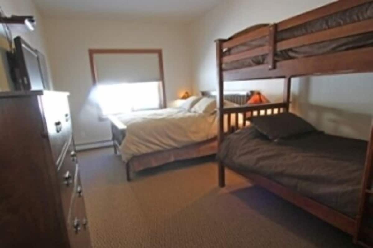 Luxury Room, 3 Bedrooms (Timber Ridge) | 1 bedroom, iron/ironing board, bed sheets