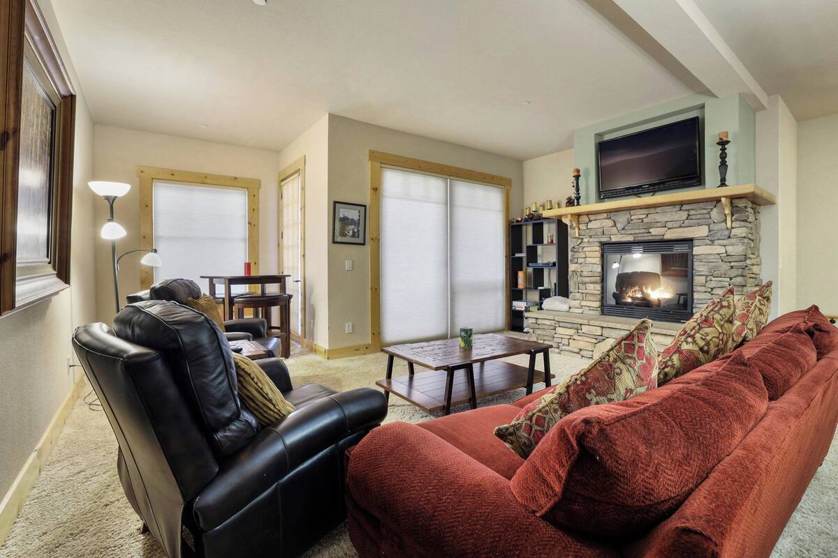 Room, 3 Bedrooms (Timber Ridge) | Ruang tamu | 40 inci televisyen dengan digital, pemain DVD 