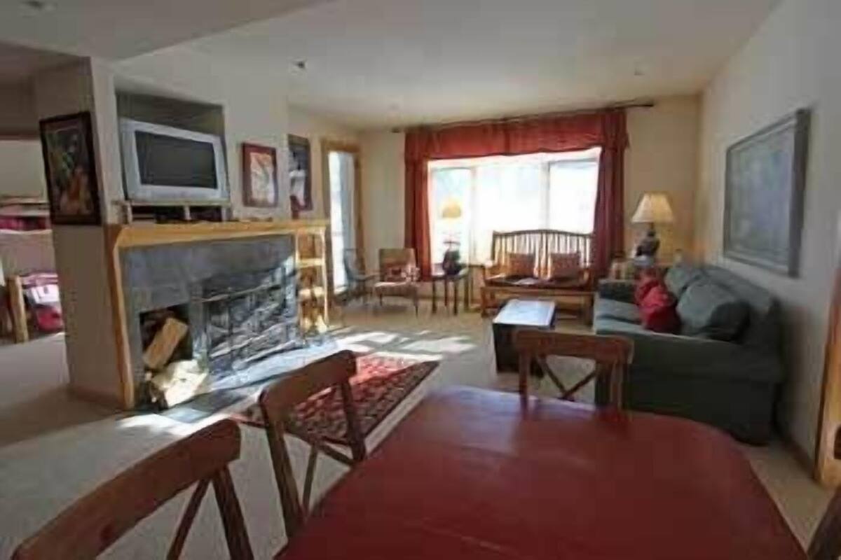 Economy Room, 2 Bedrooms (The Meadows Region) | Ruang tamu | 40 inci televisyen dengan digital, pemain DVD 