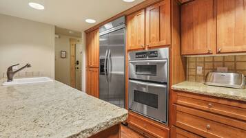 Mikrobølgeovn, kaffetrakter/tekoker og papirhåndklær