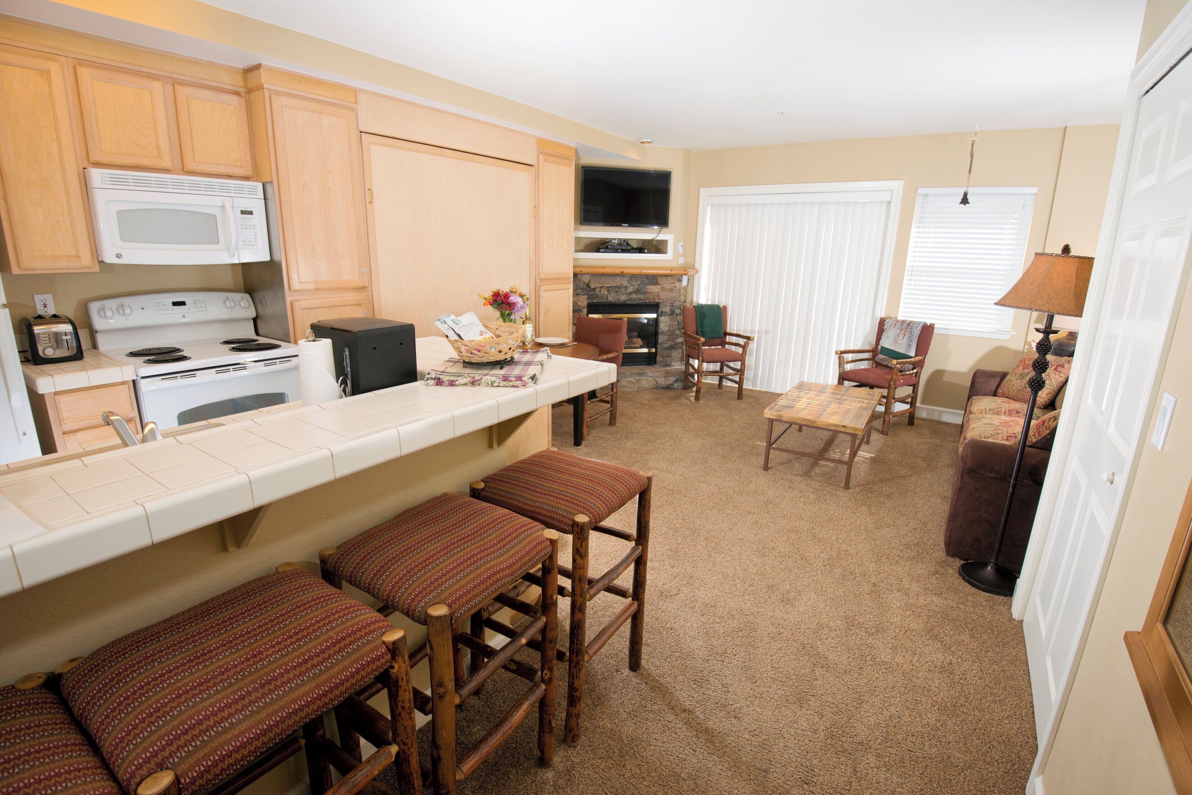 Club Studio (Mountain Slopeside) | Living area | 40-inch TV with digital channels, DVD player
