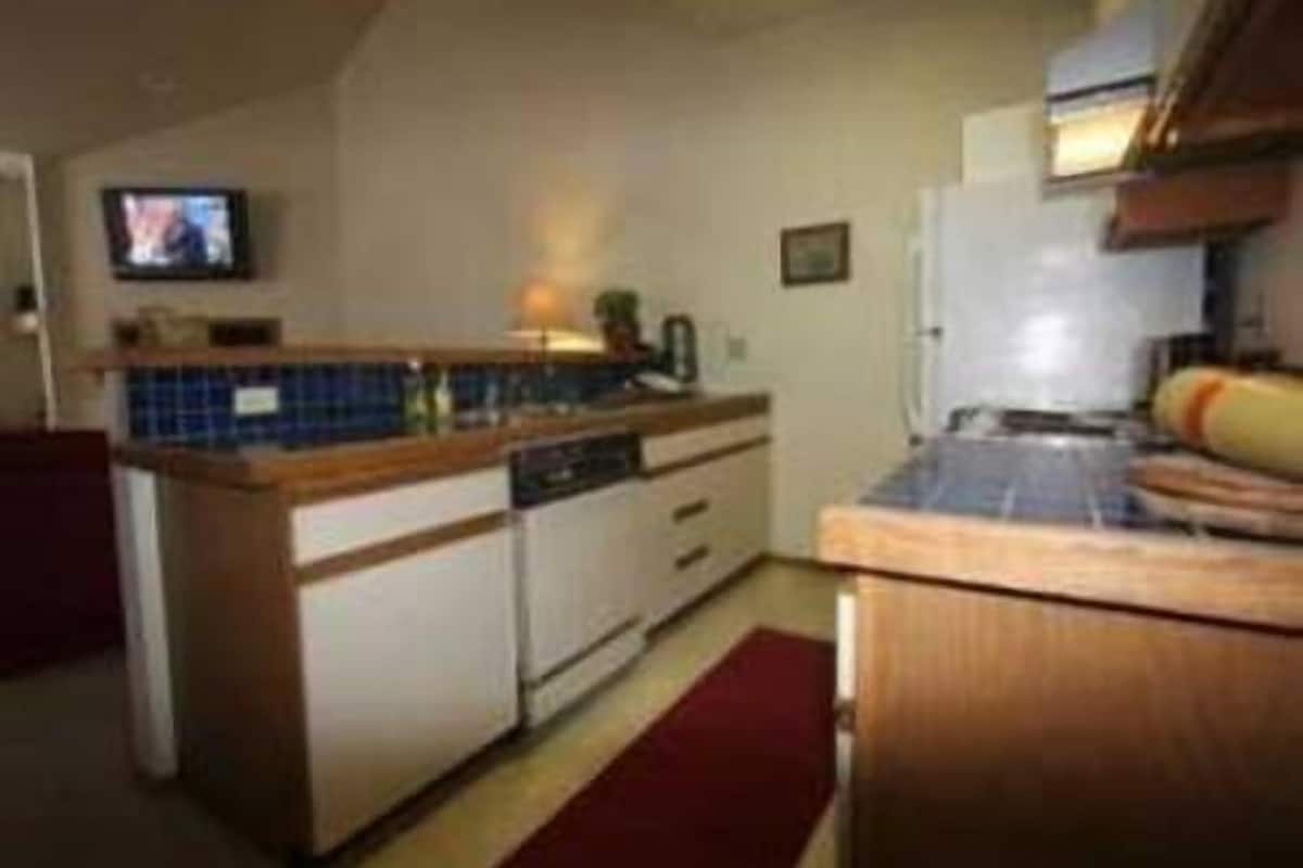 Microwave, coffee/tea maker, paper towels