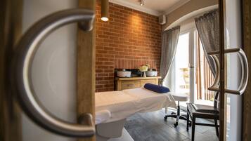 Couples treatment rooms, sauna, steam room, mud baths