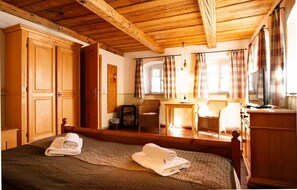 Senior Double Room | Minibar, individually decorated, individually furnished