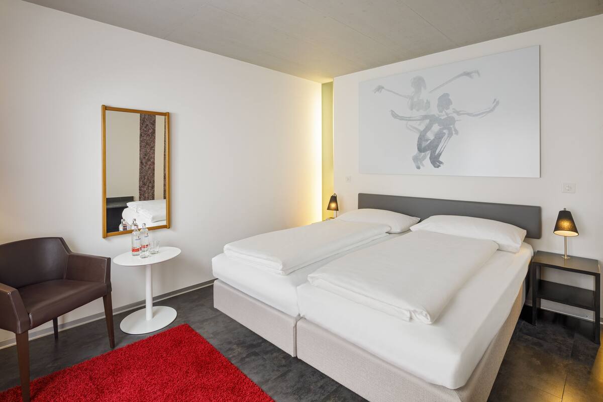 Quarto standard, 2 camas de solteiro | Roupas de cama antialérgicas, cofres nos quartos, escrivaninha