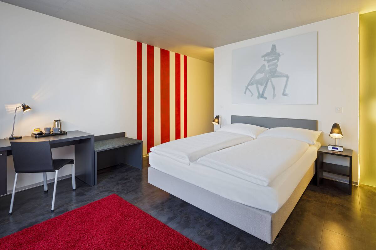 Quarto casal | Roupas de cama antialérgicas, cofres nos quartos, escrivaninha