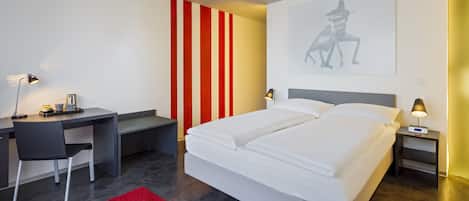 ملاءات للفراش لا تسبب الحساسية وخزنة داخل الغرفة ومكتب