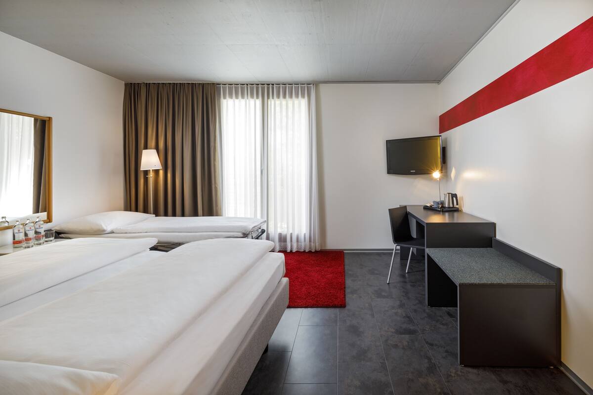 Quarto triplo | Roupas de cama antialérgicas, cofres nos quartos, escrivaninha