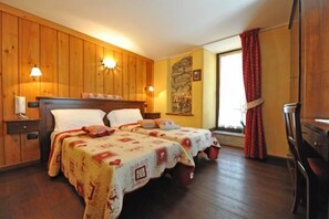 Cadar Frette Itali, tilam berlapik, bar mini, peti besi dalam bilik 