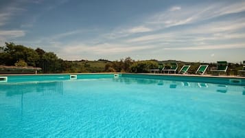 Piscine extérieure, chaises longues