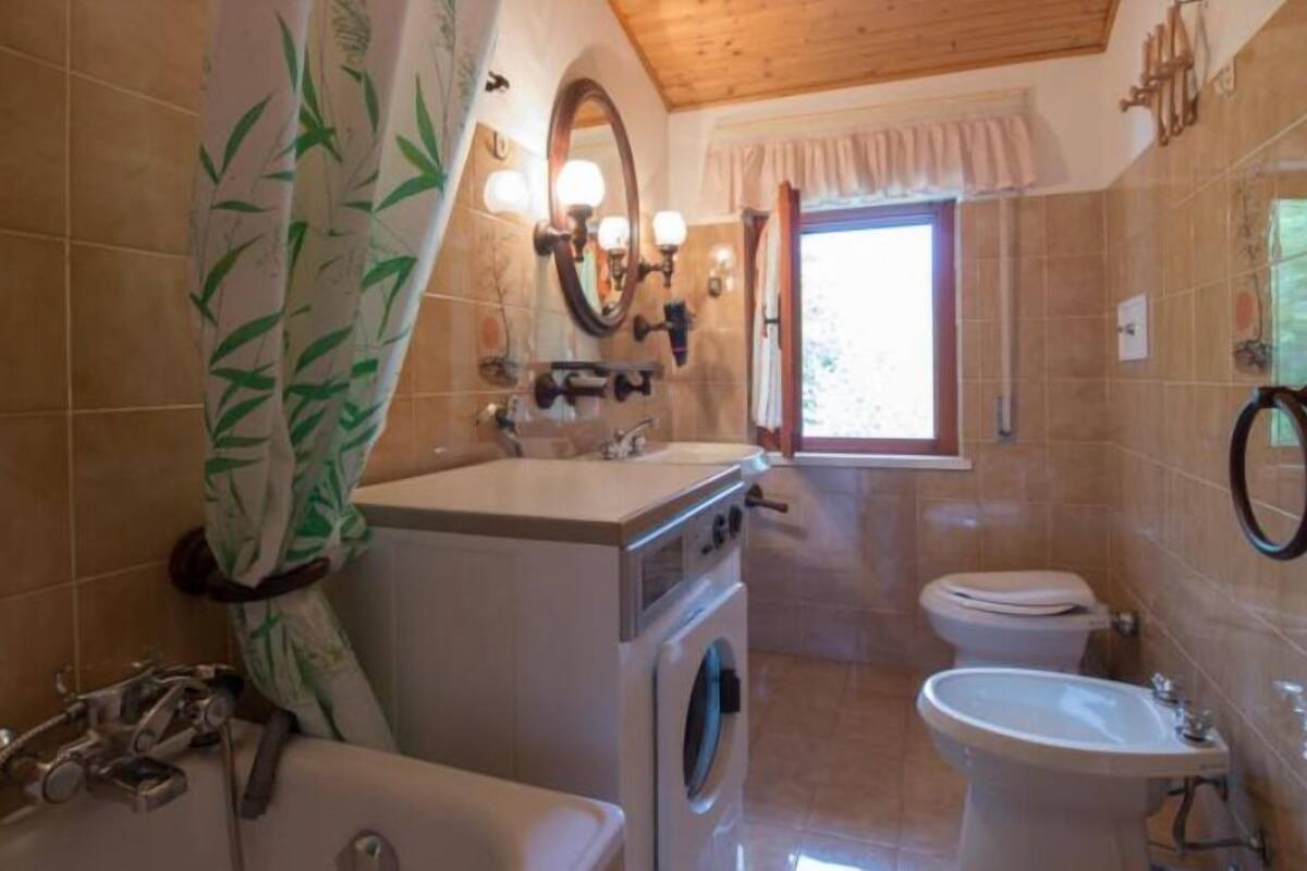 Shower, rainfall showerhead, free toiletries, hair dryer