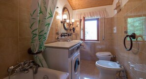 Shower, rainfall showerhead, free toiletries, hair dryer - Albergo Ristorante La Villa (Abetone Cutigliano)
