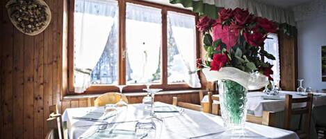 Breakfast, lunch, dinner served; Italian cuisine