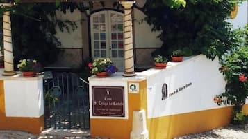 Un edificio con un cartel que indica 'Casa S. Tirso de Castro' y 'Centro de Información Turística'.